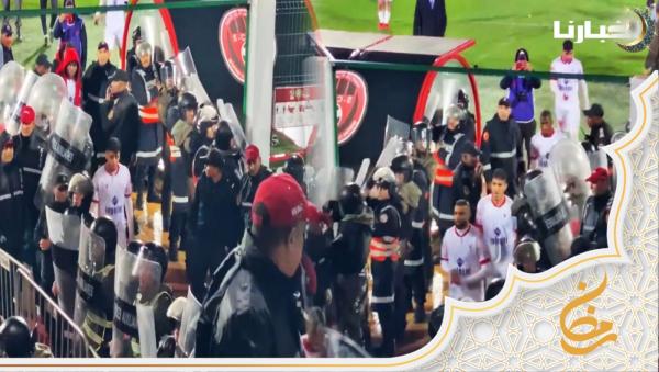 غضب جماهير الوداد على اللاعبين بعد الإقصاء من كأس العرش والقوات المساعدة تتدخل